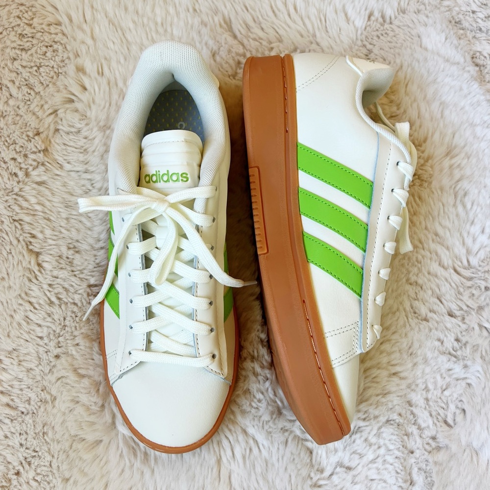 Women’s Adidas Shows Size 9